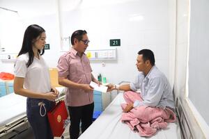 Đoàn thiện nguyện của Luật sư Nguyễn Văn Chiến, Đại biểu Quốc hội khoá XIV; Hoa hậu Lương Kỳ Duyên và các nhà hảo tâm đến thăm hỏi các bệnh nhân vụ cháy chung cư mini tại Hà Nội