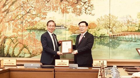 Trao tặng Kỷ niệm chương hoạt động Quốc hội cho đại biểu Nguyễn Chiến