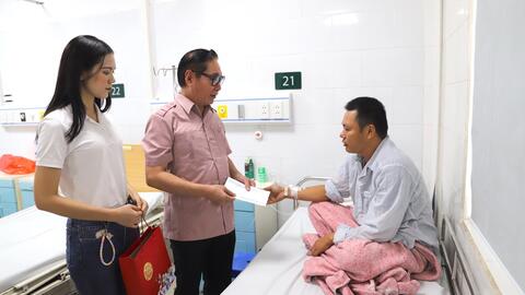 Đoàn thiện nguyện của Luật sư Nguyễn Văn Chiến, Đại biểu Quốc hội khoá XIV; Hoa hậu Lương Kỳ Duyên và các nhà hảo tâm đến thăm hỏi các bệnh nhân vụ cháy chung cư mini tại Hà Nội