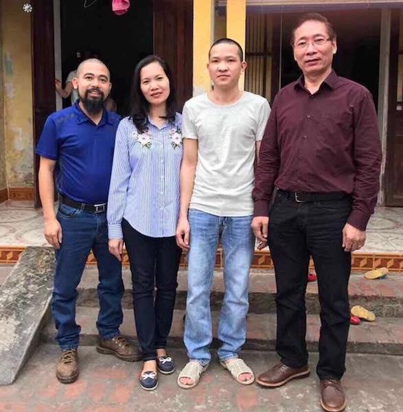 PV Dân trí cùng luật sư Nguyễn Chiến (ngoài cùng bìa phải), luật sư Trần Hồng Phúc (thứ 3 từ phải sang) có buổi gặp gỡ, trao đổi với bị can Đỗ Văn Chung (thứ hai từ phải sang) ngay sau khi bị can về đến nhà.