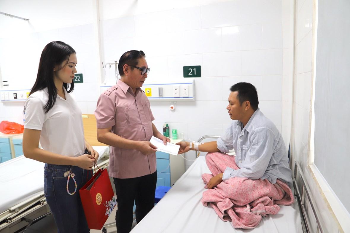 Luật sư Nguyễn Văn Chiến, Hoa hậu Lương Kỳ Duy&ecirc;n đến thăm hỏi một bệnh nh&acirc;n trong vụ ch&aacute;y chung cư mini đang điều trị tại Khoa Chống độc.